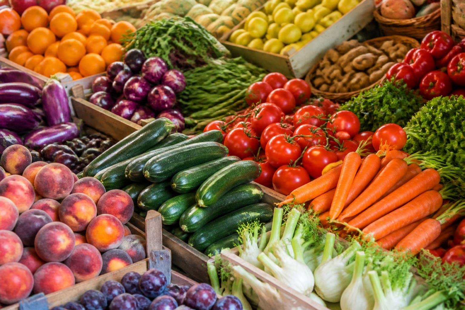 Étal de marché avec fruits et légumes frais de saison colorés et abondants