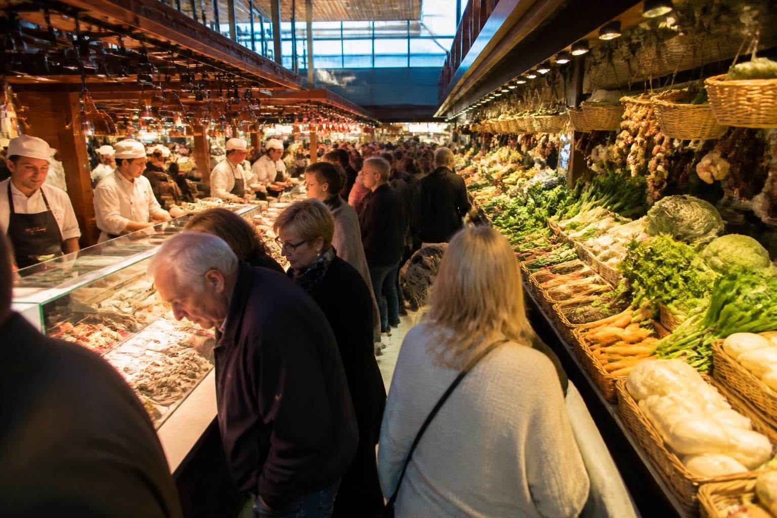 L'atmosphère animée des Halles Paul Bocuse à Lyon avec étals de produits frais