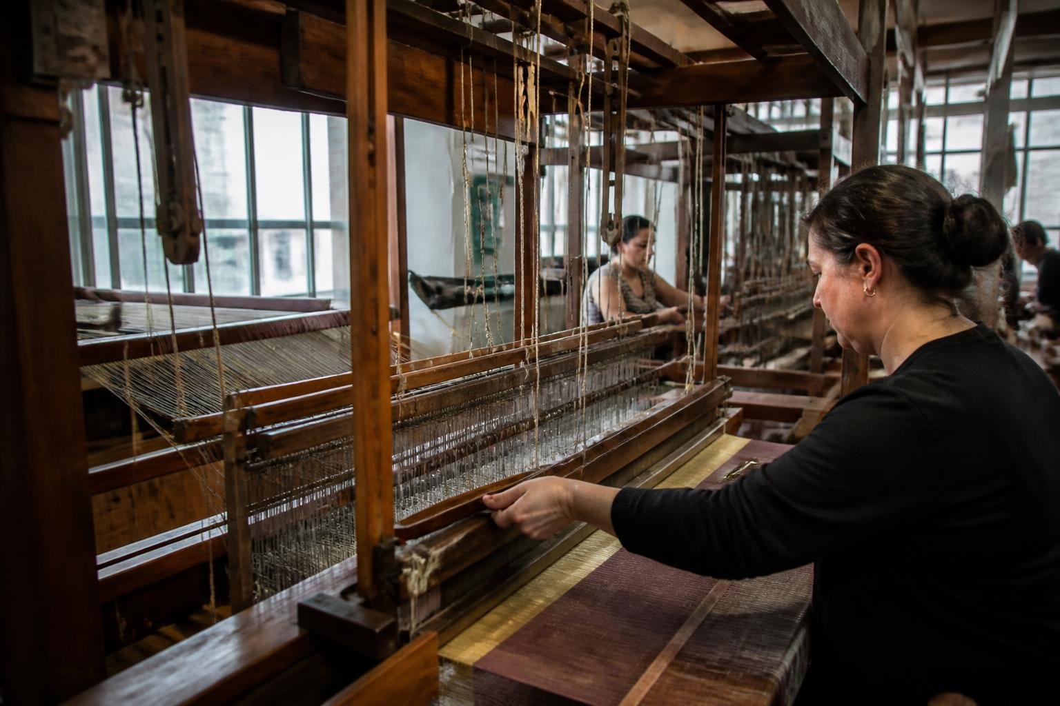 Métier à tisser traditionnel rappelant l'héritage des canuts lyonnais