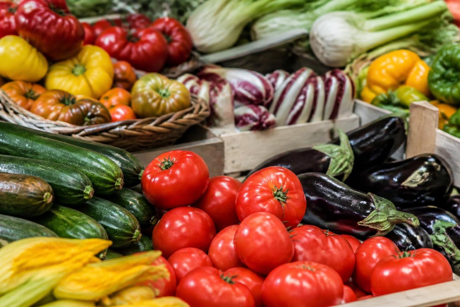 Détail d'étals de fruits et légumes frais dans un marché