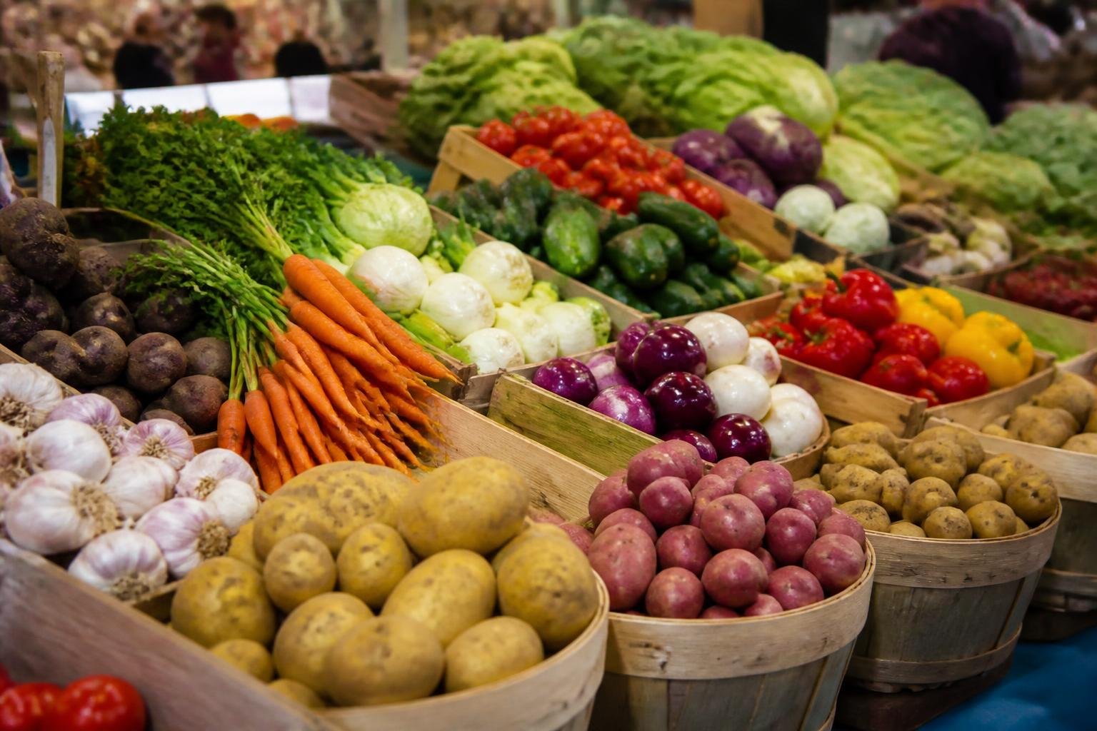 Étals colorés aux Halles avec fruits, légumes frais et produits locaux