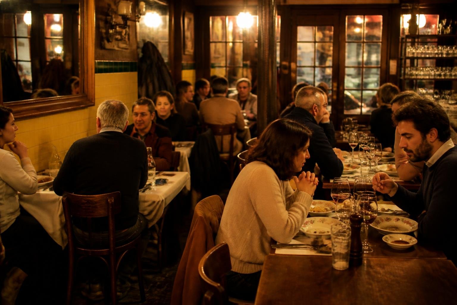 Intérieur chaleureux d'un bistrot traditionnel français avec tables conviviales